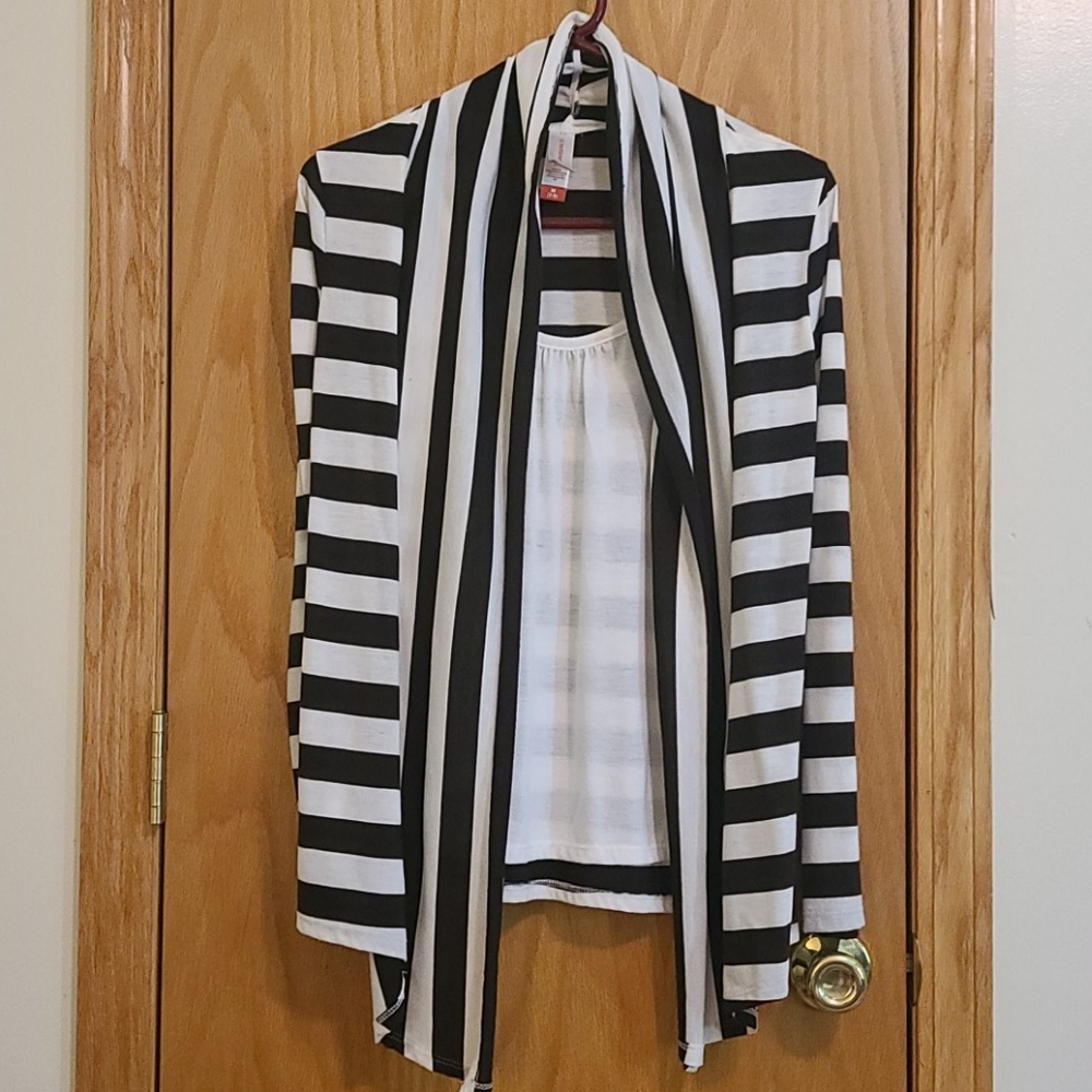 Long sleeve top.